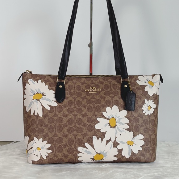 Coach Handbags - NWT💃Coach Gallery Tote Bag In Signature Canvas With Floral Print